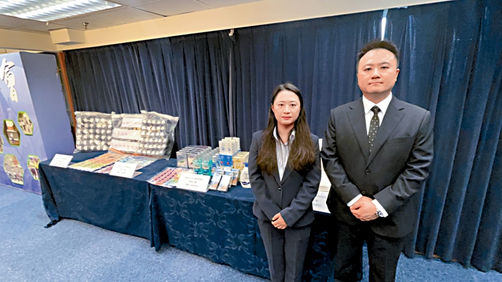 西九龍總區重案組第5隊總督察嚴韻霞(左)及特別職務隊高級督察劉肇龍,交代案情。