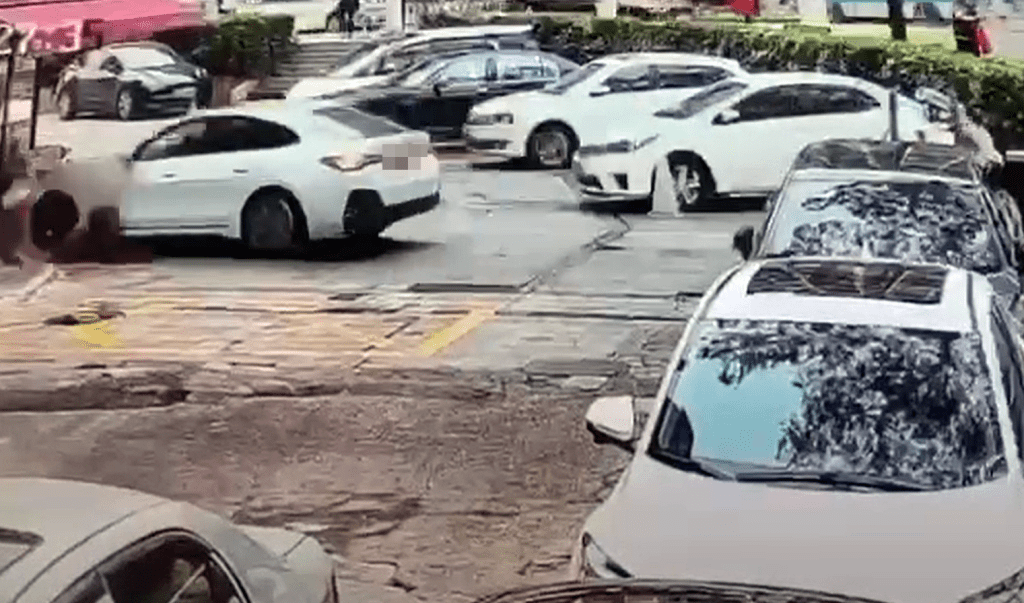寶馬私家車撞毀粥店大門。fb：港车北上保險-陽光保險