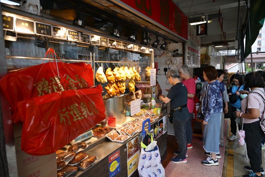 燒臘味店、紙紮舖門前不時出現人龍。 燒臘味店、紙紮舖門前不時出現人龍。