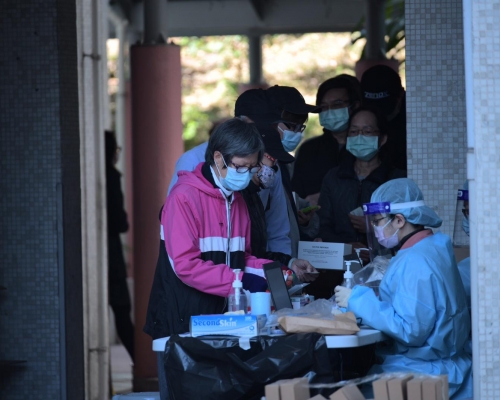 慈愛苑愛仁閣居民排隊檢測。