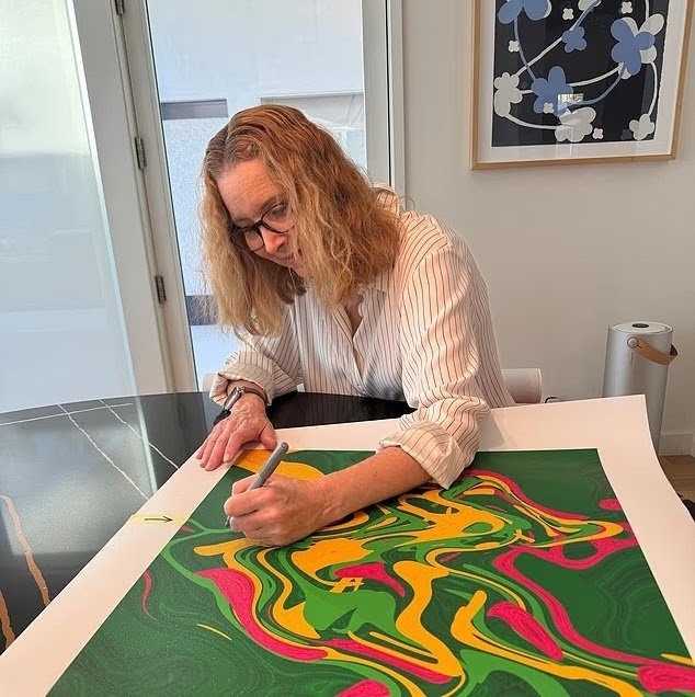 麗莎古祖所簽名的繽紛畫作,一如其角色「Phoebe」般活潑有趣。 麗莎古祖所簽名的繽紛畫作,一如其角色「Phoebe」般活潑有趣。