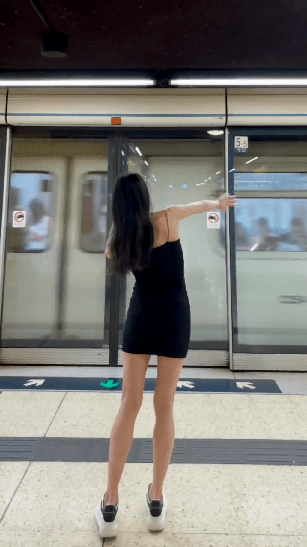 少女在月台隨列車開出，配以芭蕾舞動作。