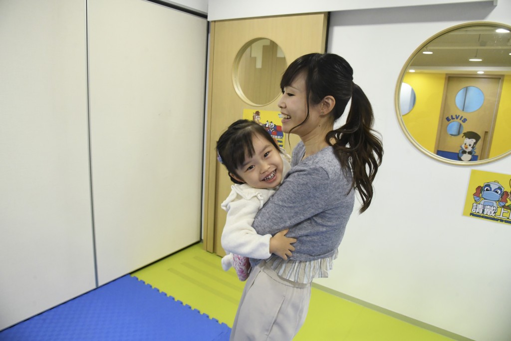 ■虽然知道要先安定好情绪才处理孩子的事，但Miss Ana坦言当很忙很累而Lia一而再、再而三地不听指令时，她也会很难控制自己的情绪。