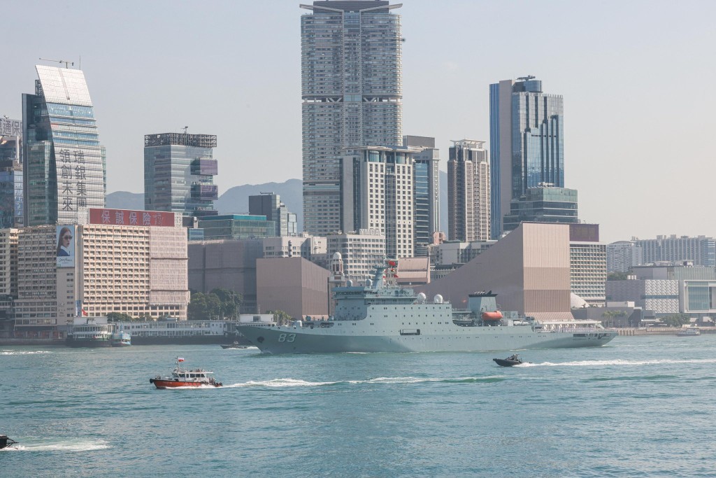 戚繼光艦以及沂蒙山艦駛入維港。香港警方FB圖片