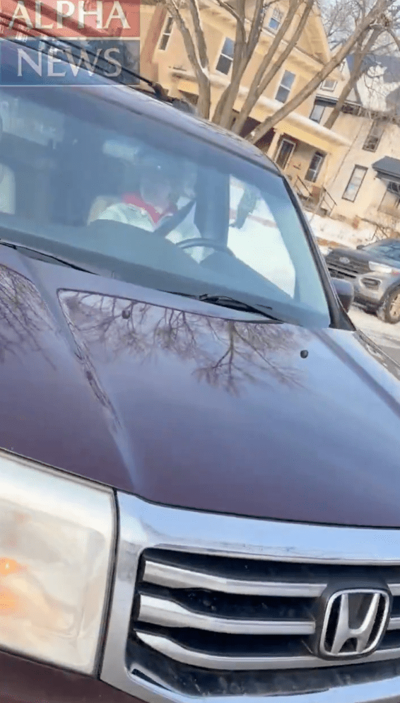 保守派新聞網站「Alpha News」公開了一段由涉案探員羅斯親自拍攝的手機錄像,當時古德坐在駕駛席。 保守派新聞網站「Alpha News」公開了一段由涉案探員羅斯親自拍攝的手機錄像,當時古德坐在駕駛席。