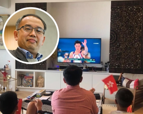 許正宇帖出一張自己與兩個兒子坐在梳化的背面相片。財經事務及庫務局 Facebook 相片