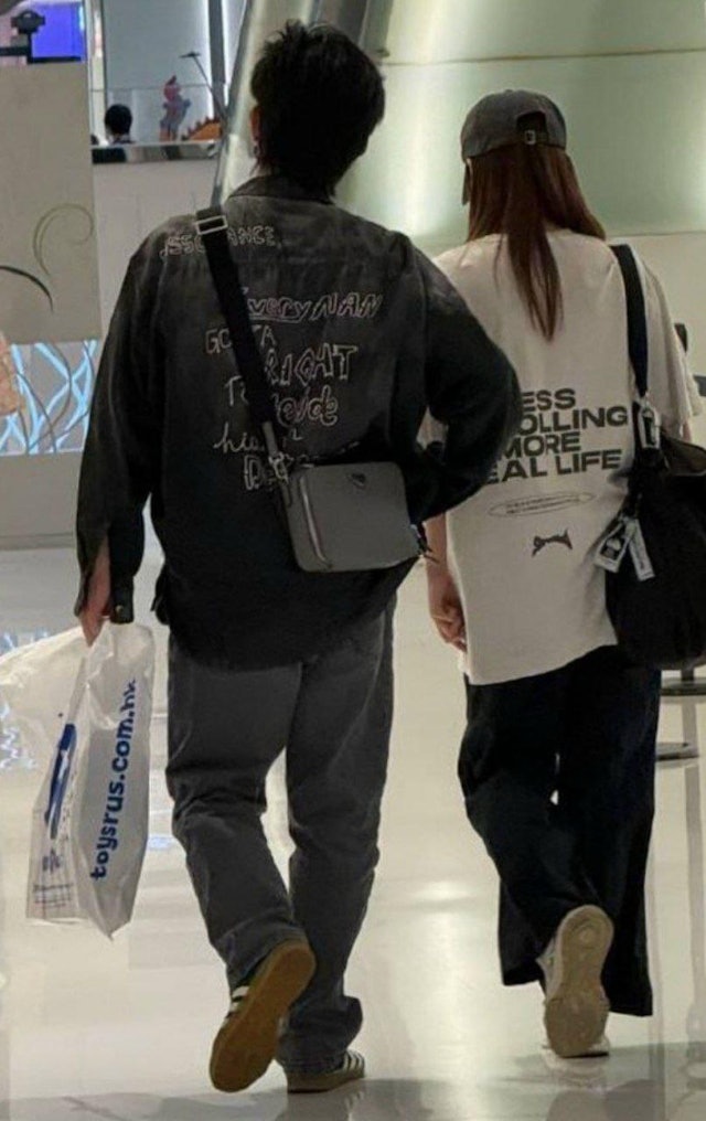 有網民信誓旦旦上載193與Lolly Talk成員Tania拍拖「證據」,惟只見背影。 有網民信誓旦旦上載193與Lolly Talk成員Tania拍拖「證據」,惟只見背影。