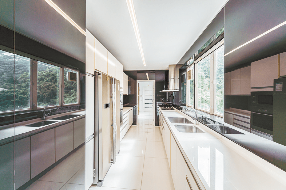 厨房为长形设计，设两面工作枱， 更有齐全家电。