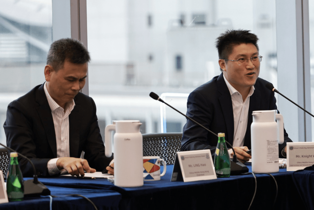 中國移動香港首席架構師韋海(右)以「量子引航護香江·共築安全新邊界」為題,分享量子通訊的本地實踐與警務應用潛力。 中國移動香港首席架構師韋海(右)以「量子引航護香江·共築安全新邊界」為題,分享量子通訊的本地實踐與警務應用潛力。