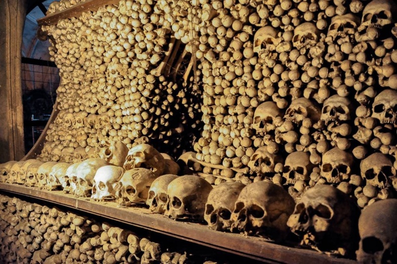 因為死者眾多，墓地不敷應用，於是將骨頭放進教堂內。（Pengu Travel Blog圖片）