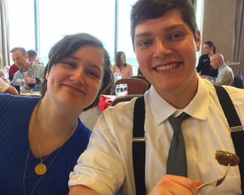 相信是美国俄亥俄州枪击案的凶手拜兹（Megan Betts）（右），死者包括枪手妹妹（左)。(网图)