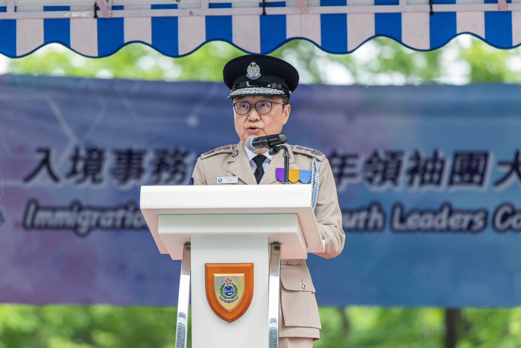 領袖團總監鄭錦鐘博士致辭時鼓勵隊員要多關心國家、關心社會,不斷挑戰自我,務求日後在不同崗位發光發熱,回饋社會以至國家。 領袖團總監鄭錦鐘博士致辭時鼓勵隊員要多關心國家、關心社會,不斷挑戰自我,務求日後在不同崗位發光發熱,回饋社會以至國家。