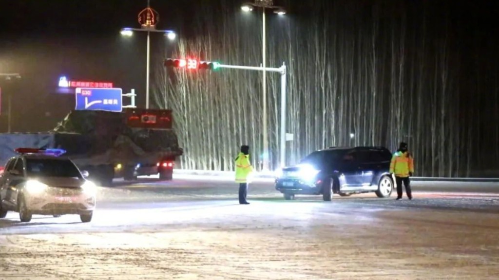 新疆公路出现积雪。(人民网)