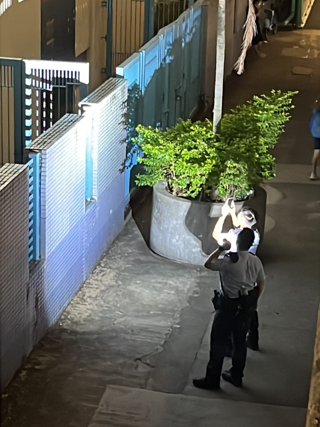 有警員手持電筒照射搜索。Threads:tszman._ 有警員手持電筒照射搜索。Threads:tszman._