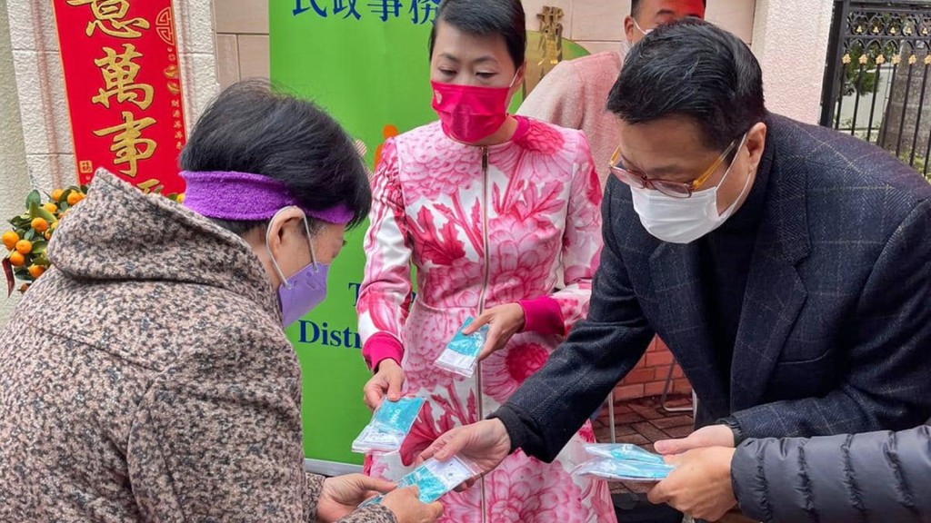 署理民政事務局局長陳積志（右）今早到大埔帝欣苑2期，向居民派發快速測試套裝。FB圖片