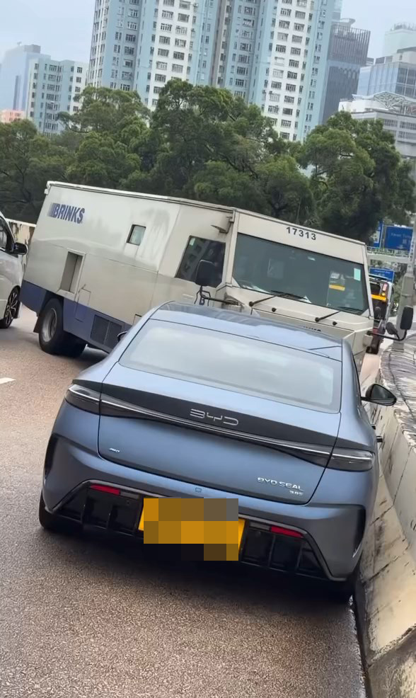 私家車與解款車迎頭相撞。網上片段截圖