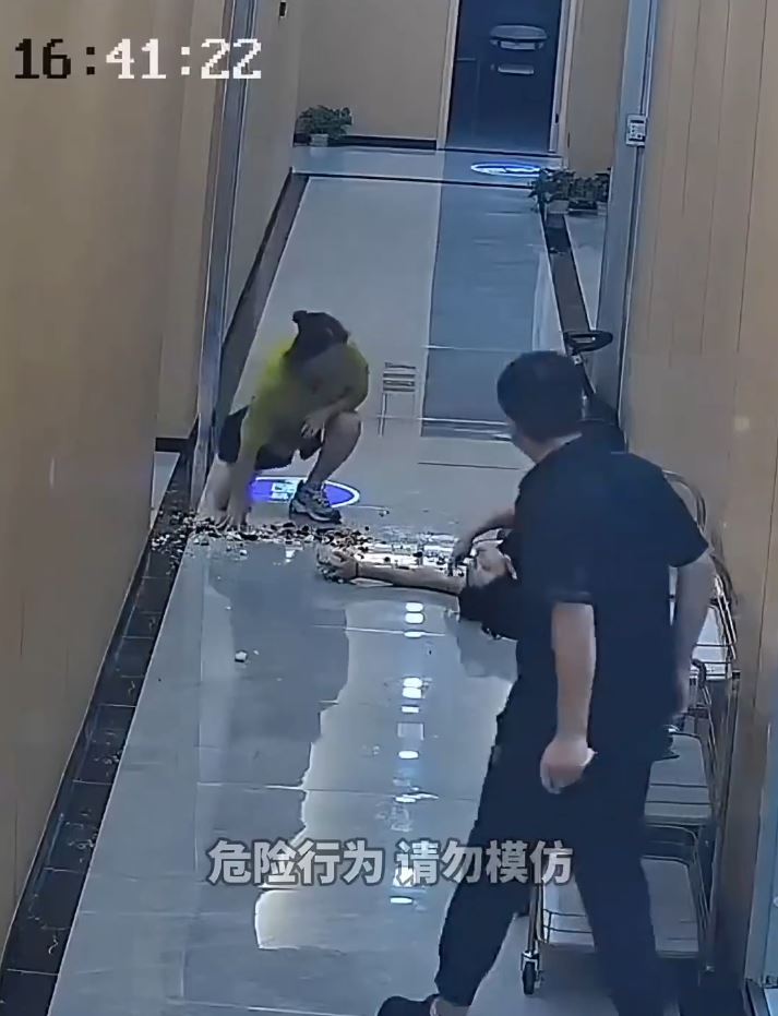 懷孕黑衣女在室內駕平衡車，與人相撞後小產。微博