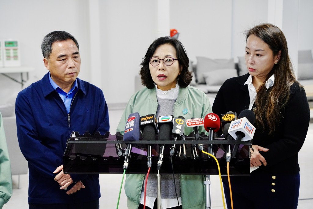 民青局長麥美娟(中)見記者交代最新安置居民安排。汪旭峰攝 民青局長麥美娟(中)見記者交代最新安置居民安排。汪旭峰攝