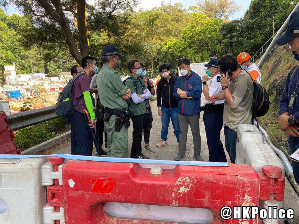 警方在場勸喻市民不要靠近水塘範圍。警方圖片