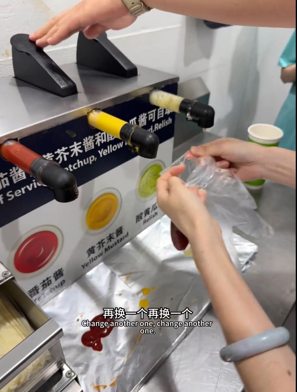 山姆免费供应的酱料，遭许多贪心民众不当取用。微博