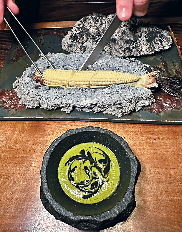 「高地的森林（Woods In the Highlands）」以可食用粘土焗製玉米筍，來展示印加人在地上煮馬鈴薯的古老技術Huatia。