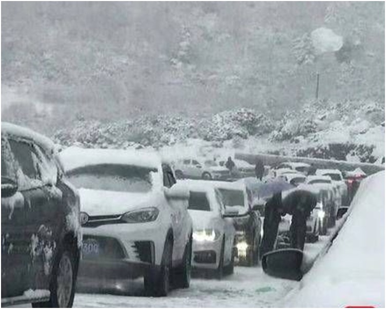 突降暴雪道路结冰堵死逾千辆车路上被困。网图