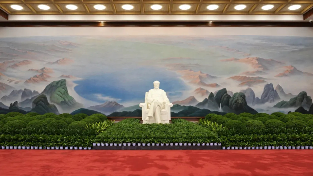 毛主席紀念堂裡，巨幅壁畫《祖國大地》全新亮相。北京日報