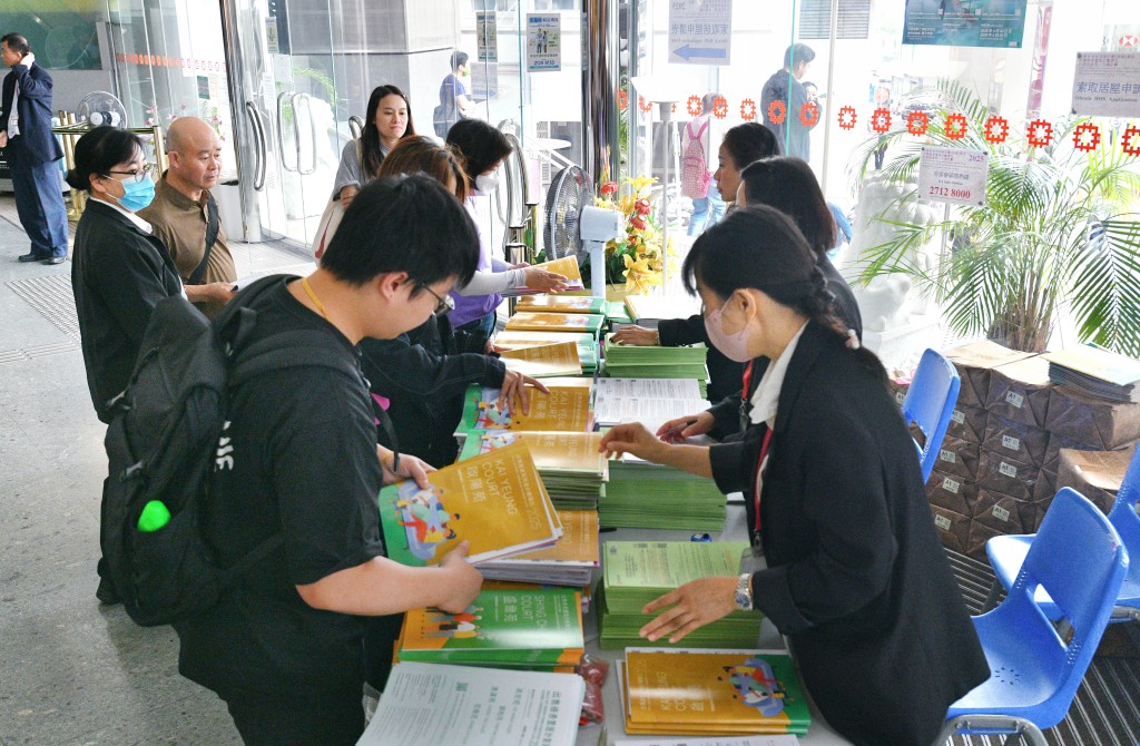 今期居屋僅有6,926伙新單位,遜於上期的7,132伙。 今期居屋僅有6,926伙新單位,遜於上期的7,132伙。