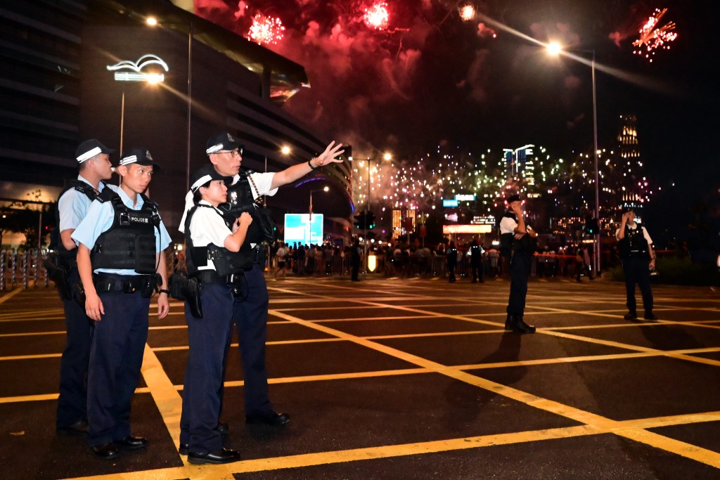 警察談判組主管、灣仔警區總警司廖珈奇(左四)早前於大型公眾活動現場指揮及安排人手部署，確保煙花匯演安全有序進行。