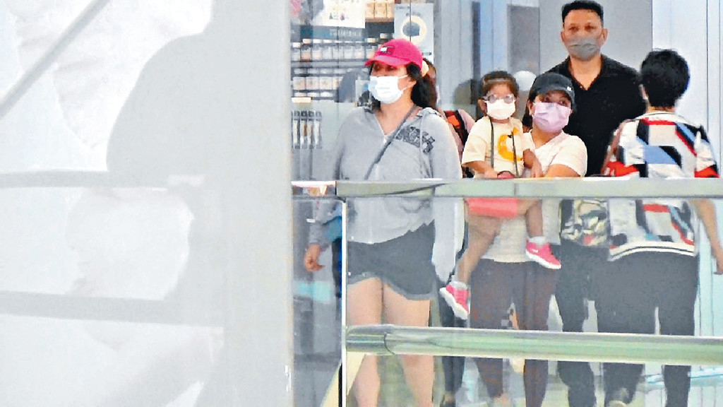 工人抱实■拣完玩具冇再行其他舖头，「荷包蛋」由工人姐姐抱实去坐车。