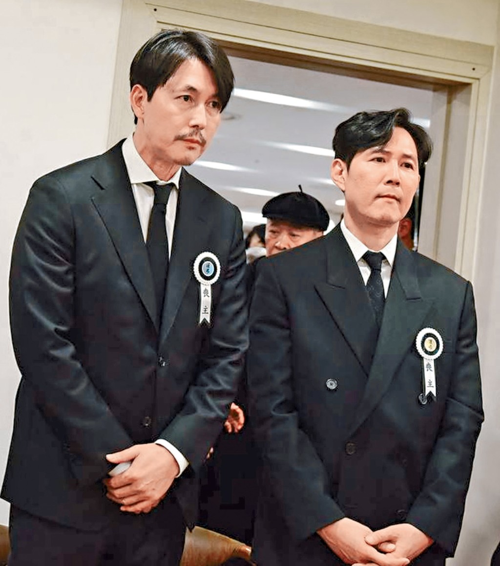 身為安聖基所屬經理人公司老闆、又是其後輩的鄭雨盛和李政宰，以喪主身份現身靈堂。