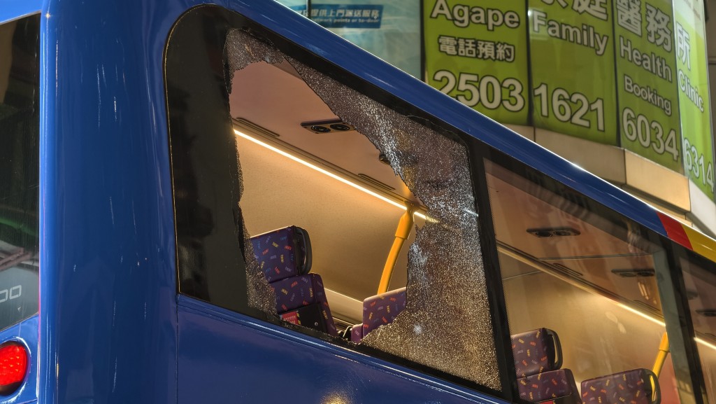 城巴車尾乘客位有玻璃碎裂。
