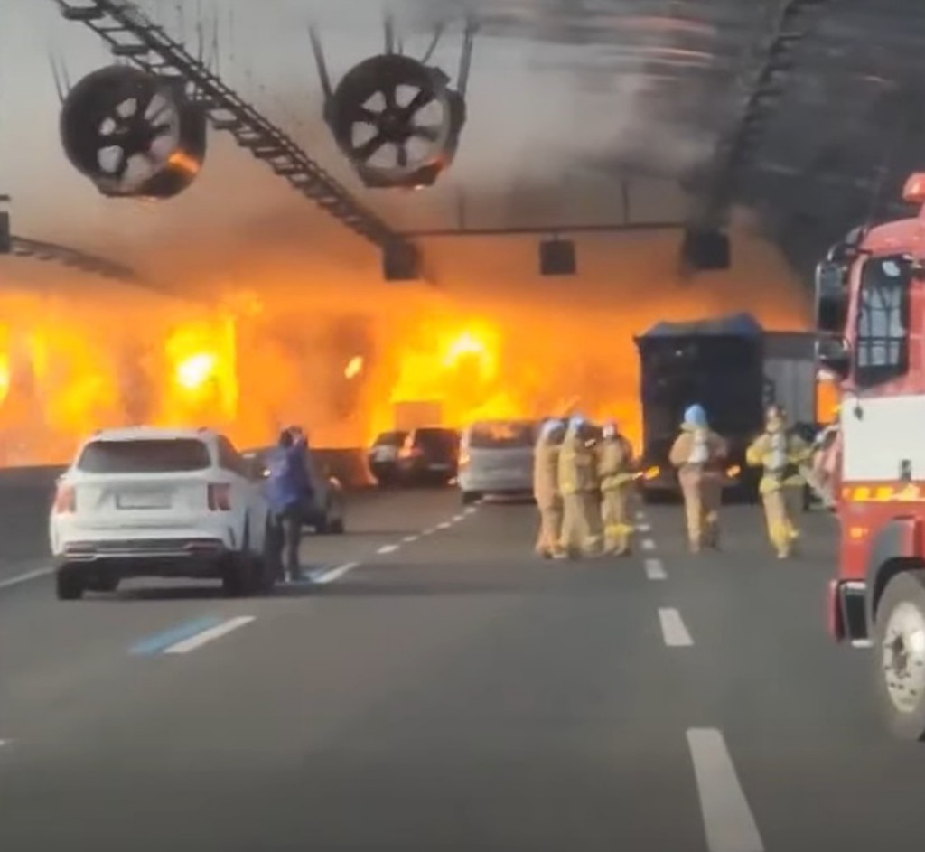 货车随即起火引发大火。影片截图
