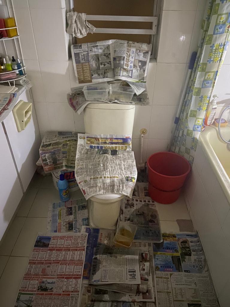 單位客廁為重災區，漏水情況十分嚴重。(被訪者提供相片)