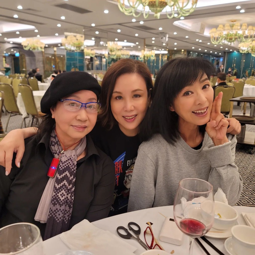 23年1月，米雪邀请元秋出席「佳视之友聚会」，文雪儿两姊妹再度合体。