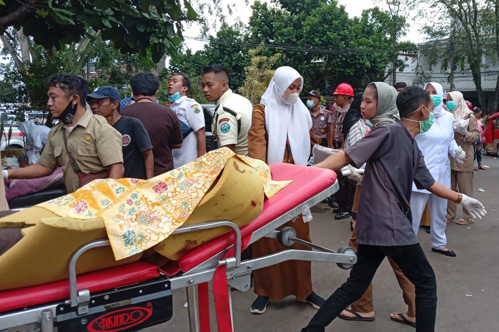 西爪哇省長表示，由於有多座樓宇倒塌，估計仍有多人被埋，死傷數字仍會上升。AP圖