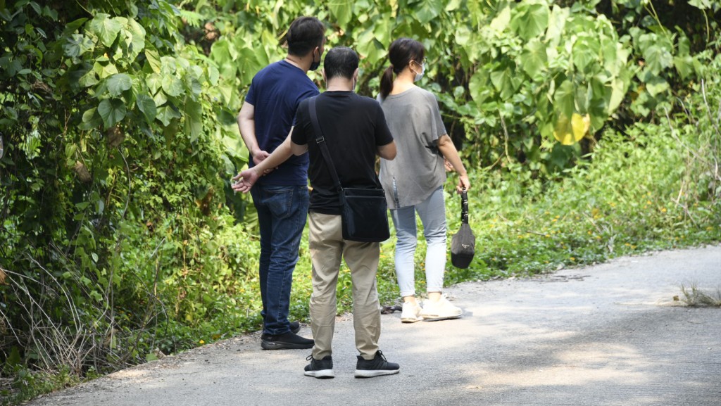 死者妻子及親友到場路祭。