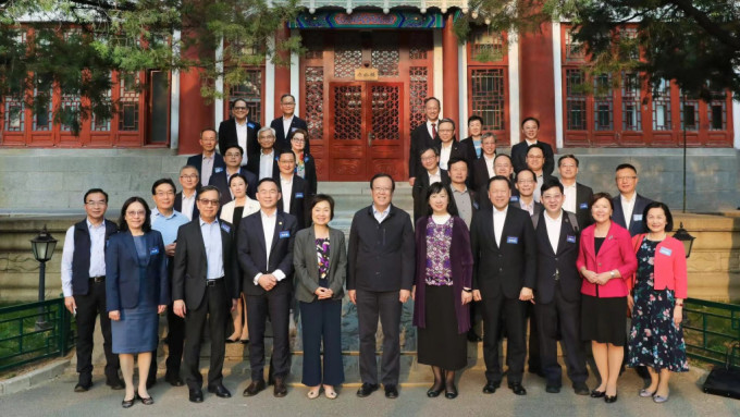 教育局局长蔡若莲上周率领香港高等院校代表团访问北京。