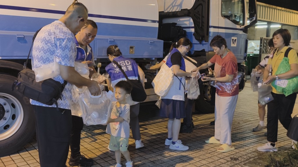 街坊落樓排隊取水。 街坊落樓排隊取水。