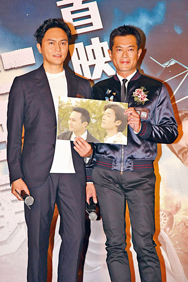 ■古天樂（右）和張智霖拿着二人95年主演電視劇《天地男兒》的相片，古仔當年的皮膚比較白 。