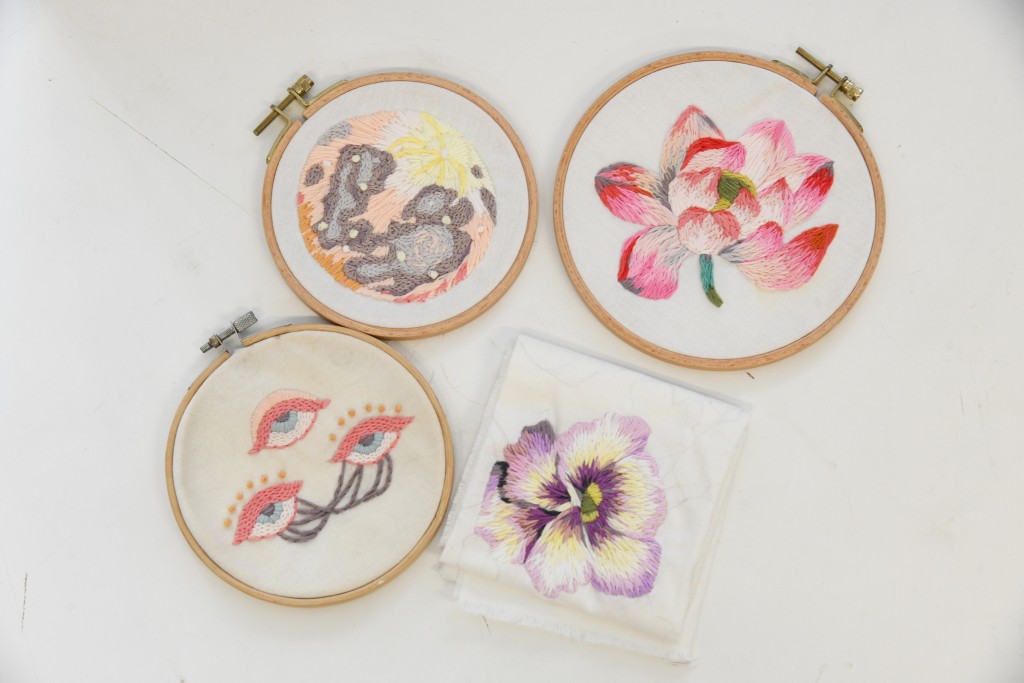 《Floral Symmetry》是羅鈞陶參賽作品系列的名稱，當中的刺繡作品有荷花、紫羅蘭、千里眼和月亮（右上角順時針起）。