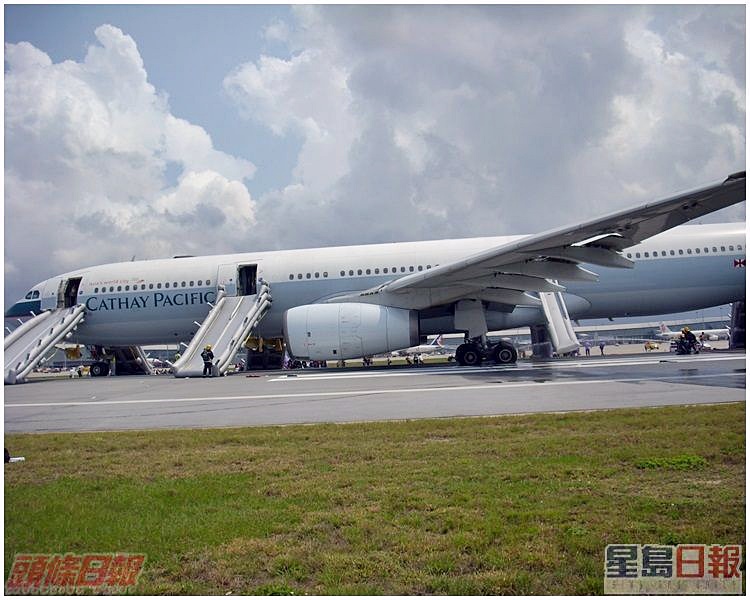國泰客機急降爆胎著火。資料圖片