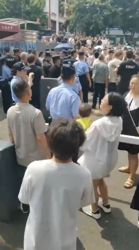 大批家長包圍公安局討要說法。Ｘ