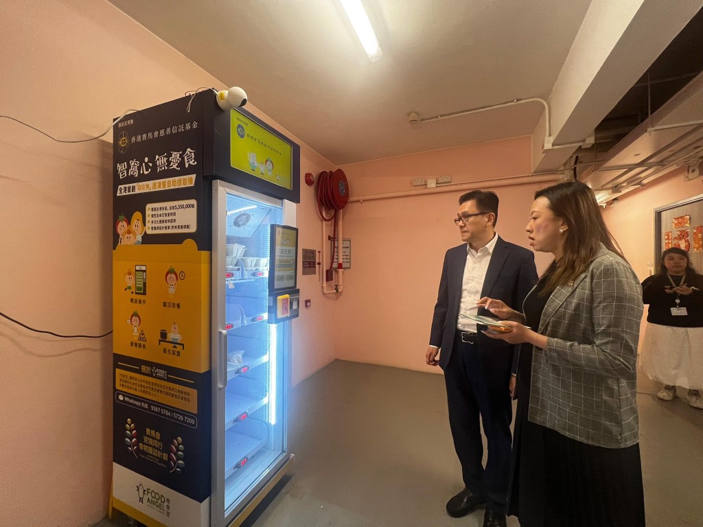 孫東今日到訪「啟德・東寓」，聽取營運機構東華三院介紹最新入住情況。創新科技及工業局FB