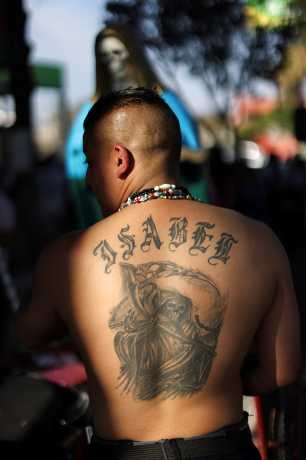 墨西哥城一男子展示背上紋身。路透社