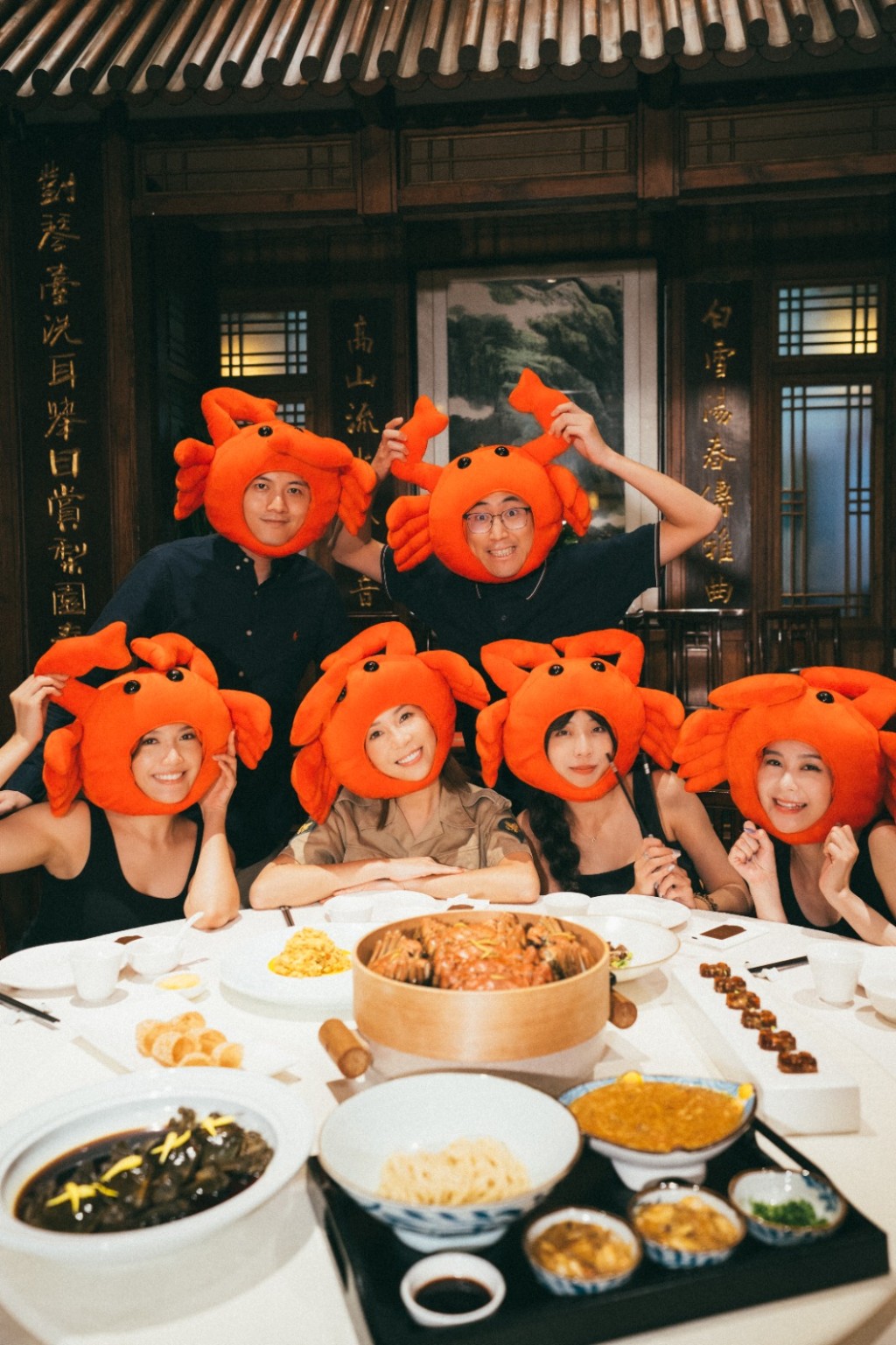 一行8人先去了位於上海外灘的米芝蓮一星級餐廳「成隆行蟹王府」。 一行8人先去了位於上海外灘的米芝蓮一星級餐廳「成隆行蟹王府」。