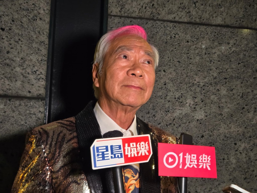 基哥于晚上10时10分揸私家车，一身闪爆战衣到场，礼貌对记者挥手，强忍泪水。