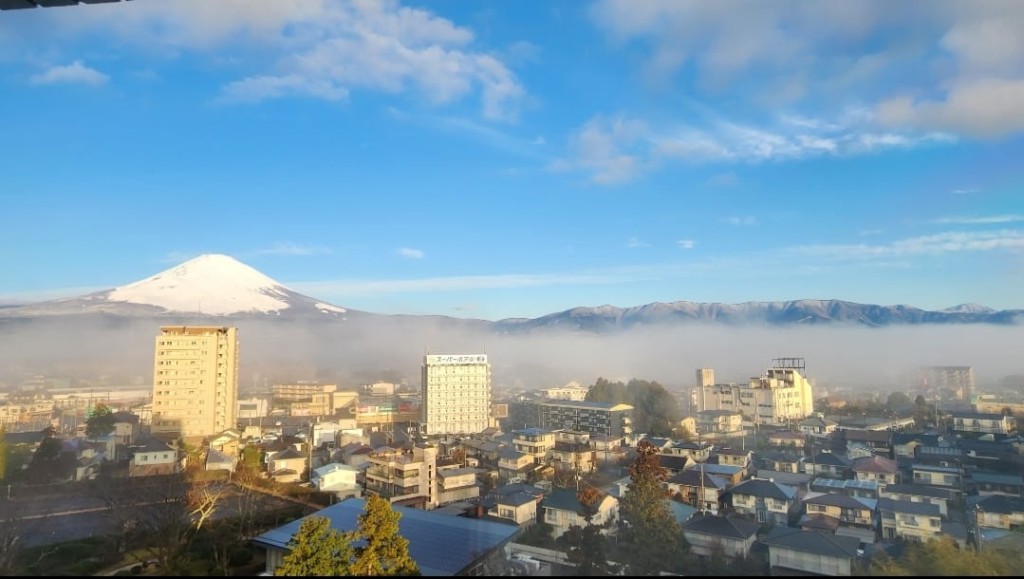 網民在天文台留言，指「上月拍攝到，可能是富士山輻射霧，出現在清晨日出時分」。