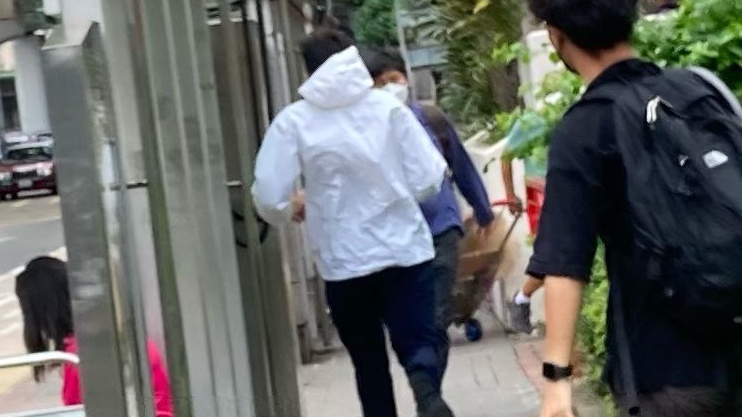 被告楊卓麟 (白風褸外套)