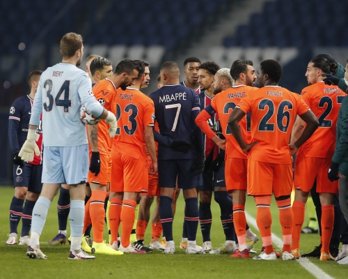 第四球证涉种族歧视，两队球员则向其追问原因。AP